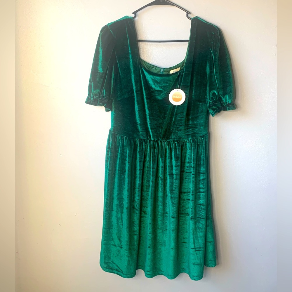 Tullabee NWT Emerald Green Velvet Short Sleeve Dress